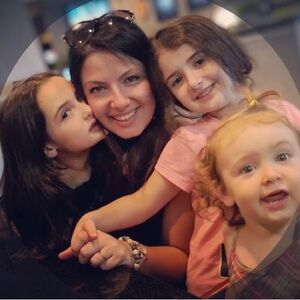 Meet your Posher, Debi Holly